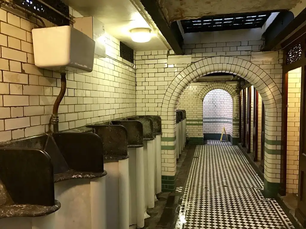 NYC Bar With A Titanic Themed Bathroom